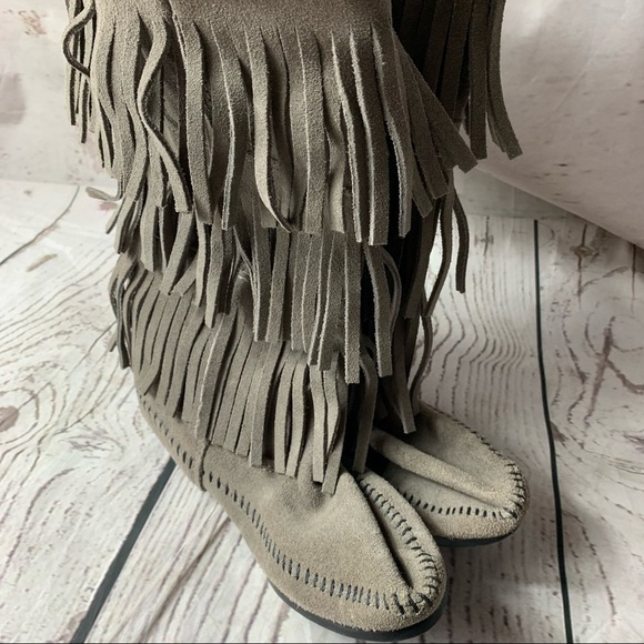 Minnetonka 3 Layer Fringe Calf High Boot - Grey Suede - Picture 4 of 5